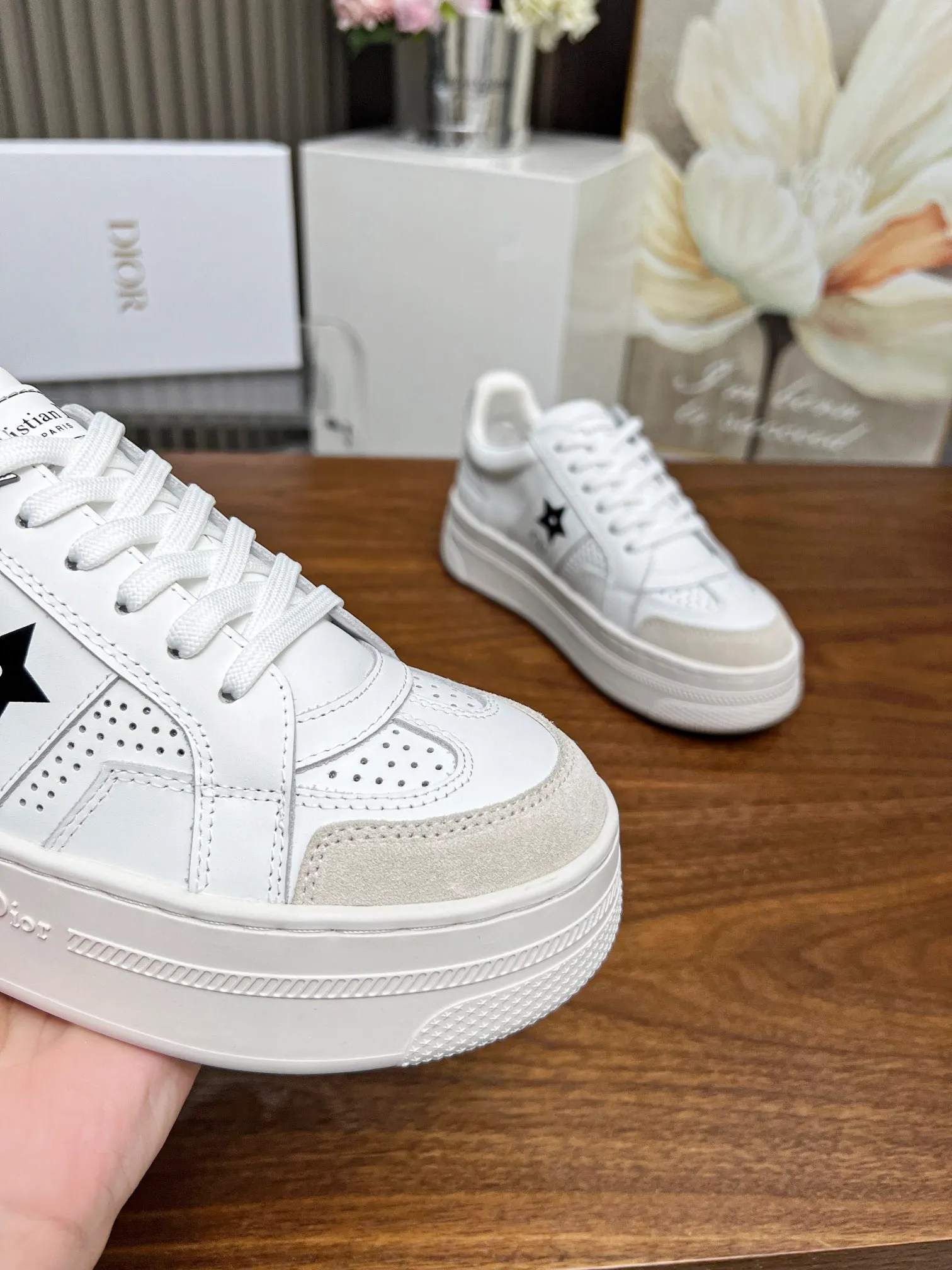 👟👟Ex-factory price 480👟👟 Dior's new 2024 Lucky Star, star sneakers, improve the signature line of modern style. The upper is carefully crafted from white calfskin, with matching suede calfskin panels on the front, and black CD signatures and star patterns on both sides, highlighting its unique charm. With a thick yet ultra-light signature sole that is 5cm taller, this sneaker can be paired with casual wear all year round. Size: 35-41. Welcome to place your order in the picture above [Rose][Rose][Rose]